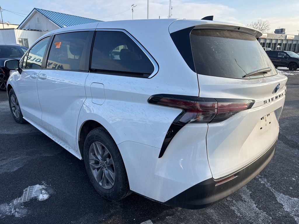 Used 2024 Toyota Sienna LE image 6