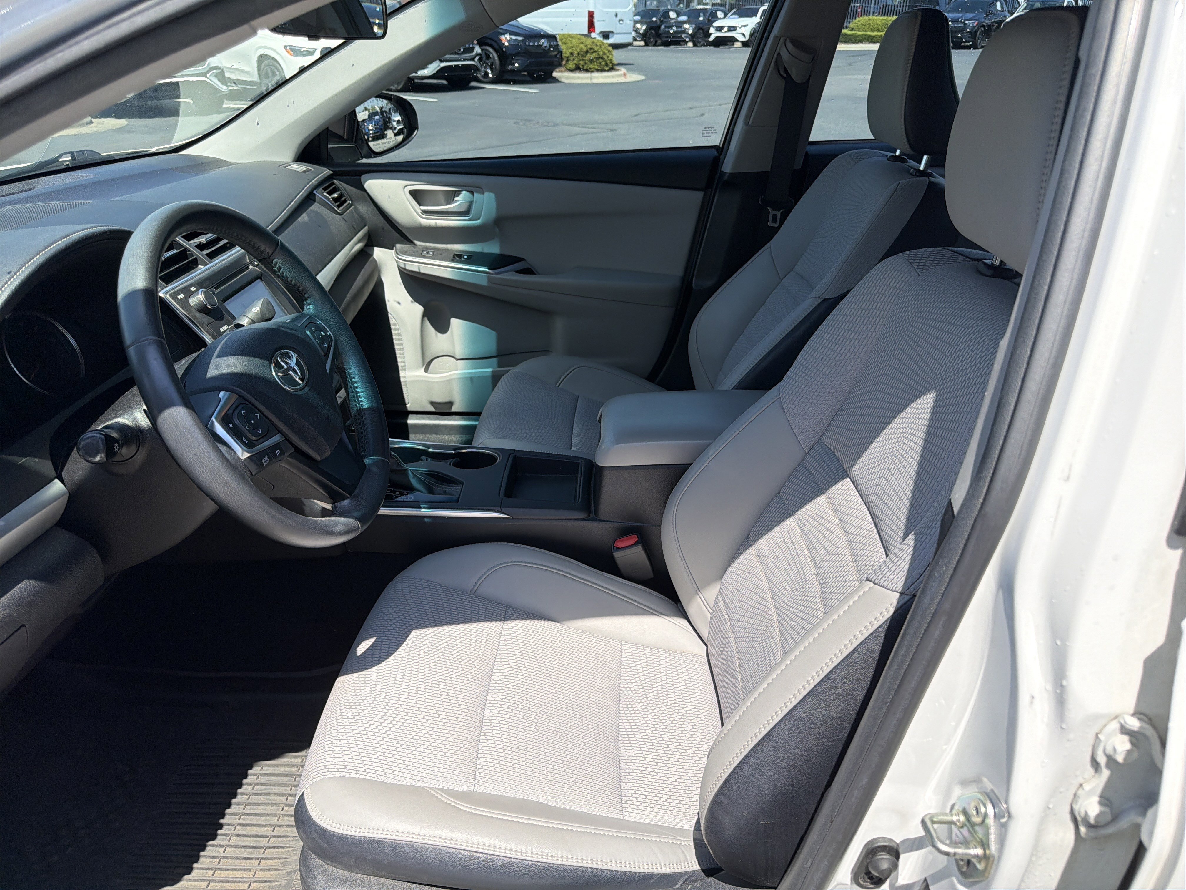 Used 2017 Toyota Camry SE w/ Moonroof Package FWD image 16