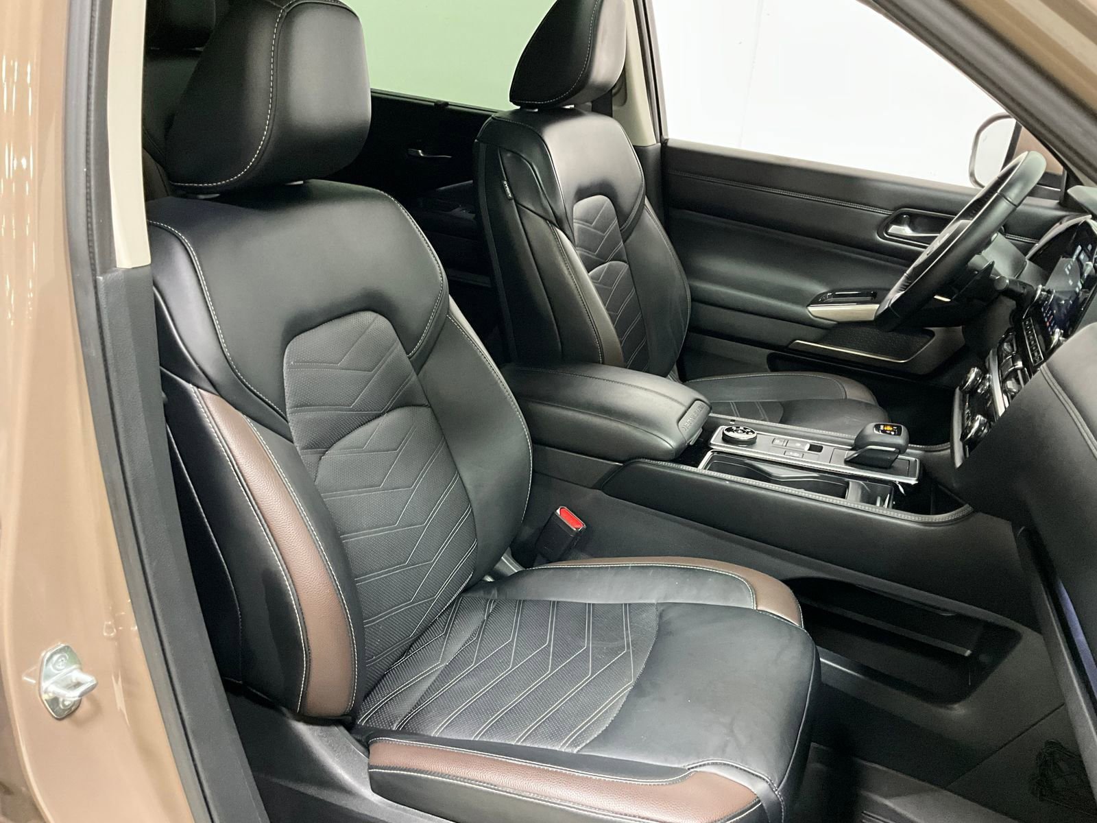 Used 2023 Nissan Pathfinder Platinum image 9