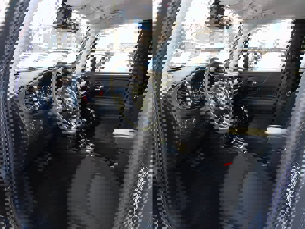 Used 2023 Jeep Renegade Latitude image 2