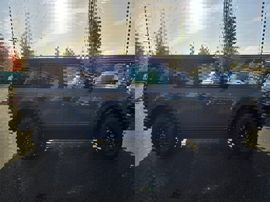 New 2025 Ford Bronco Outer Banks w/ Black Appearance Package image 4