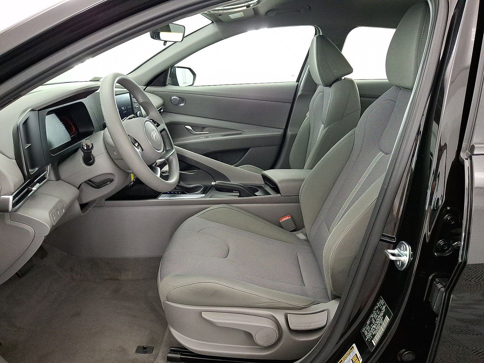 Used 2025 Hyundai Elantra SE w/ Cargo Package FWD image 3