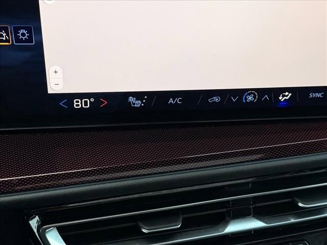 Used 2025 Chevrolet Traverse Z71 w/ Driver Confidence Package AWD/4WD image 23