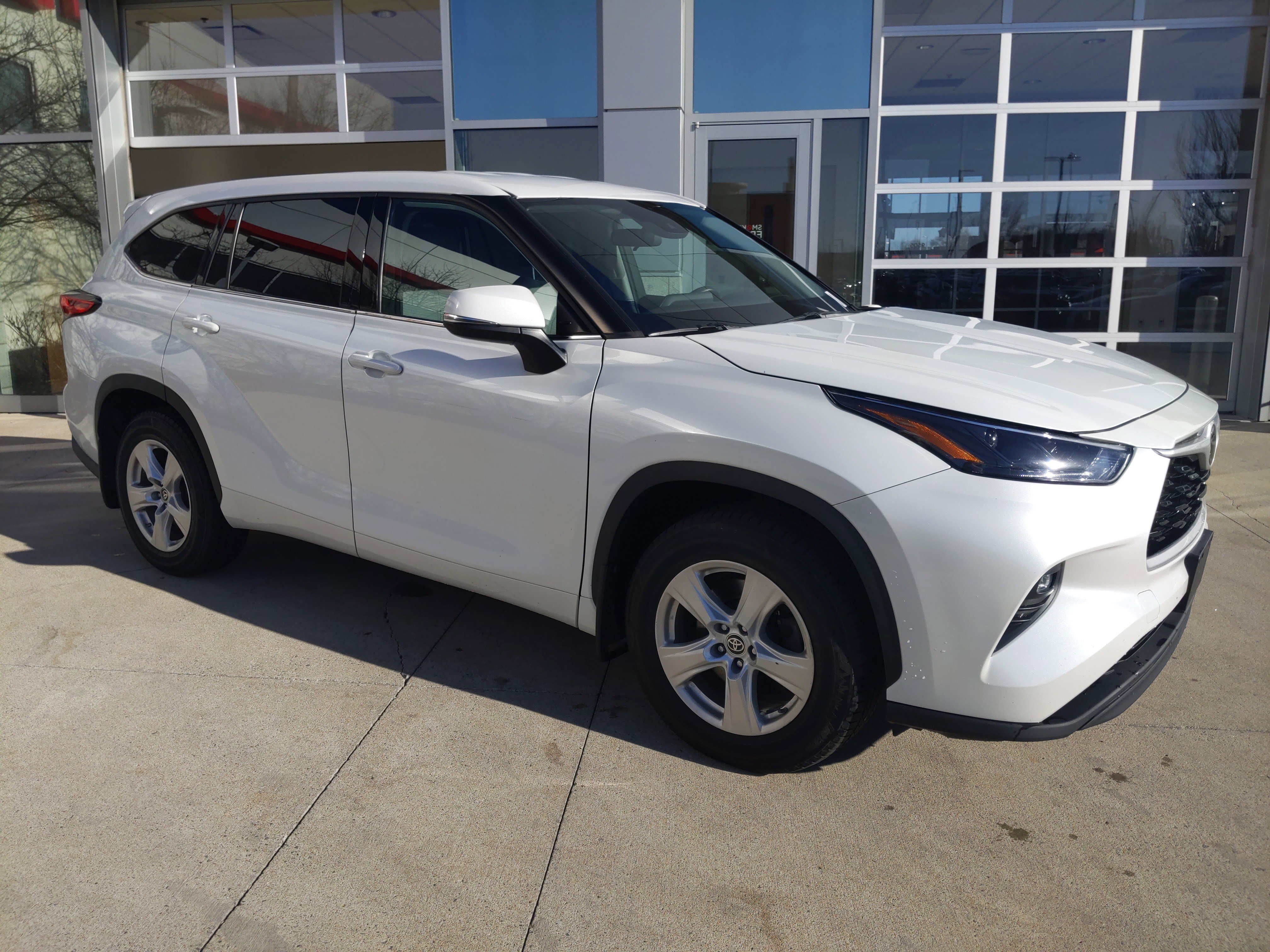 Used 2022 Toyota Highlander LE video 2