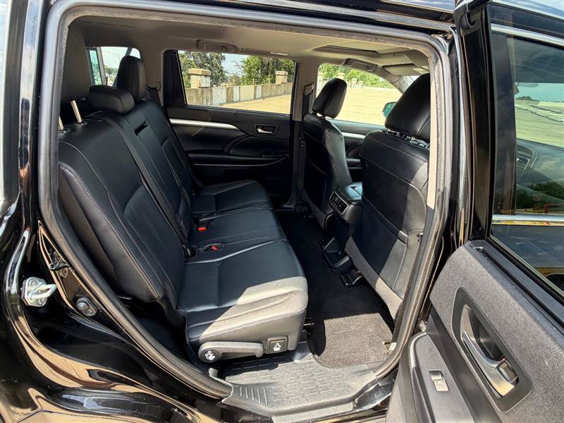 Used 2019 Toyota Highlander XLE AWD/4WD image 41