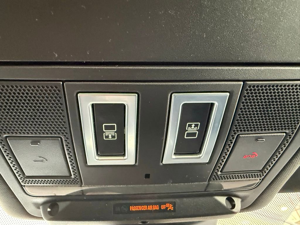 Used 2018 Land Rover Discovery SE image 32