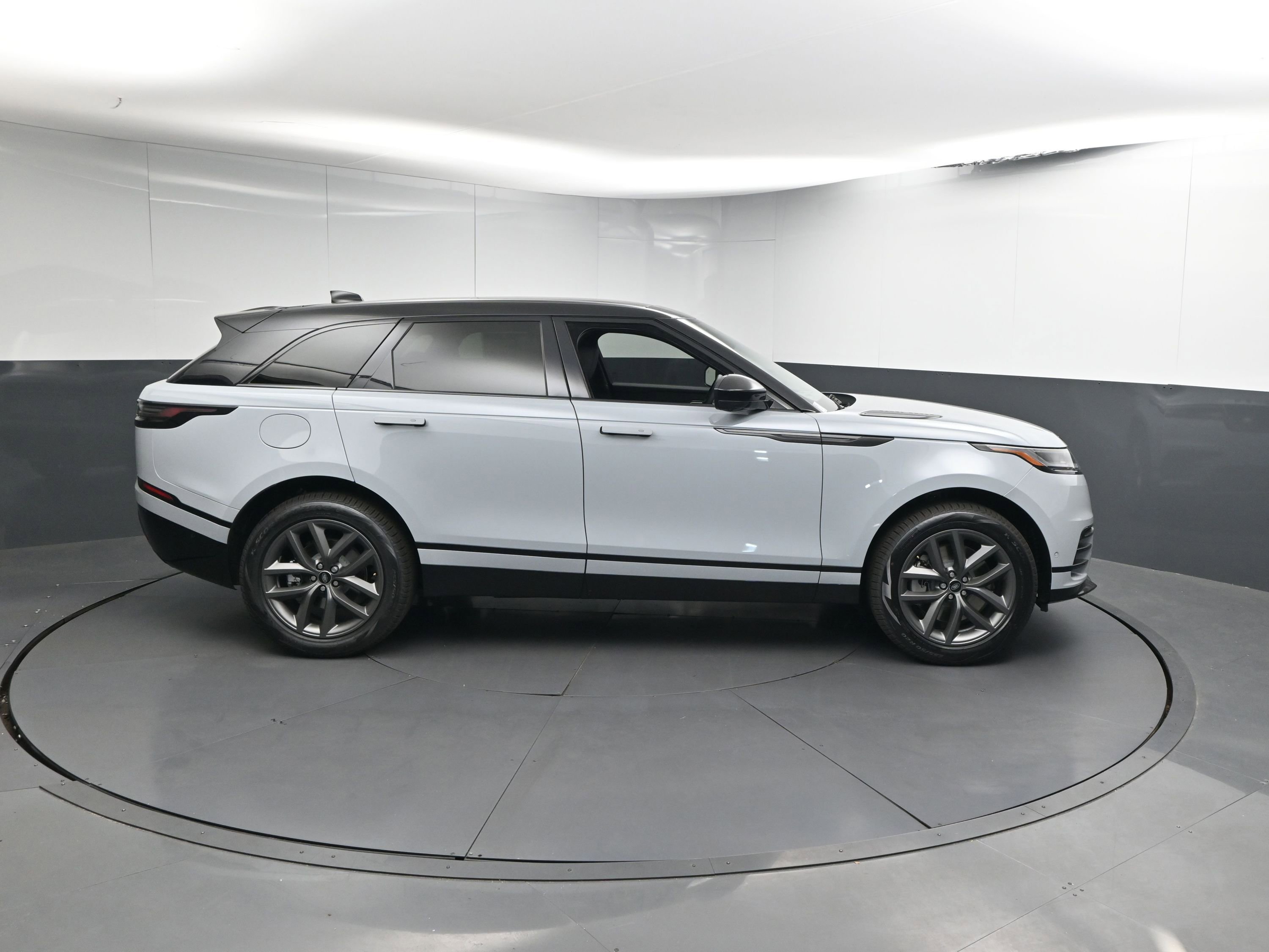 New 2026 Land Rover Range Rover Velar Dynamic SE image 23