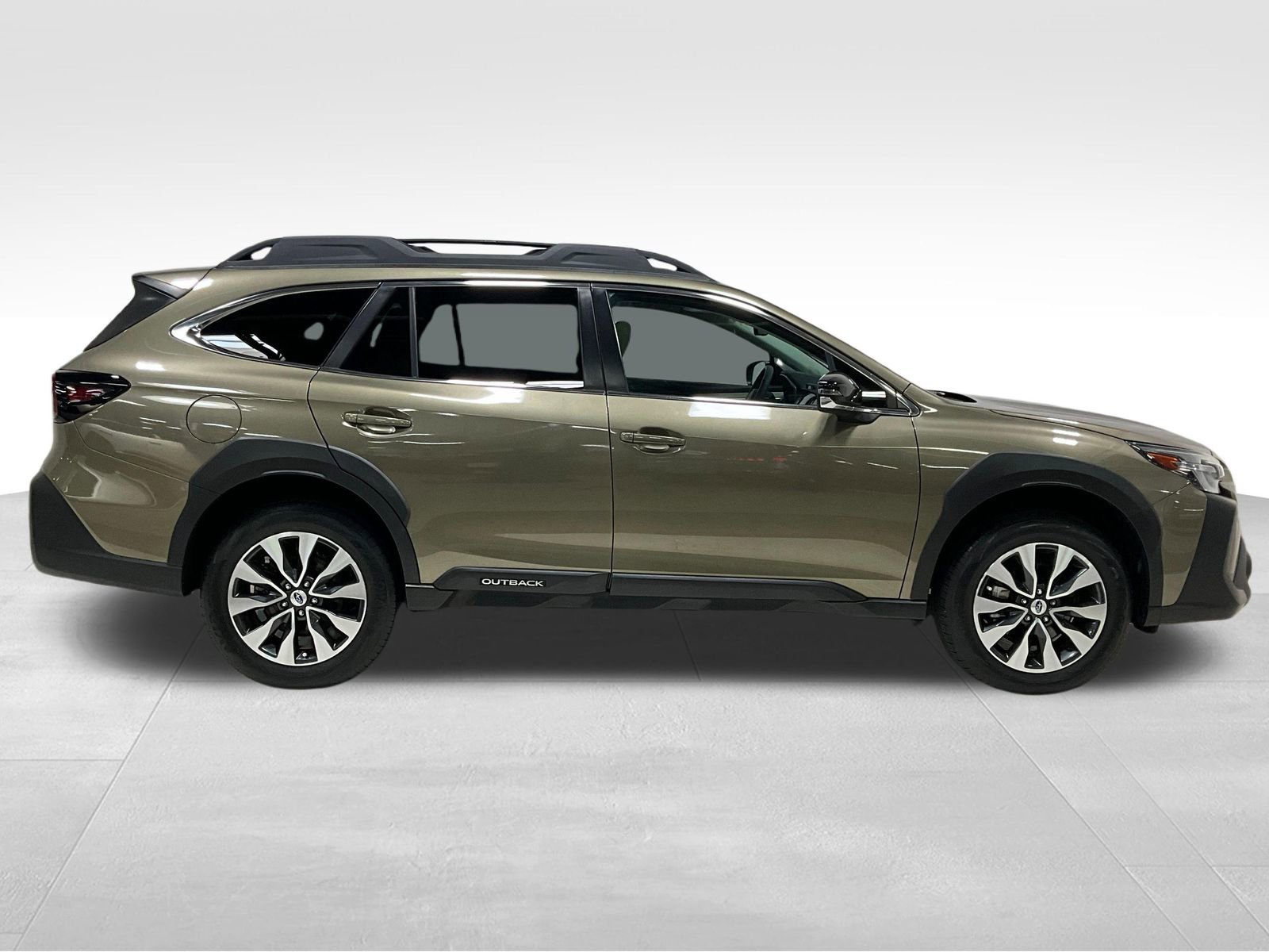 Used 2023 Subaru Outback Limited image 4
