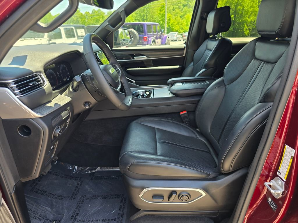 Used 2024 Jeep Wagoneer L Series II w/ Flexible Seating Group AWD/4WD image 4