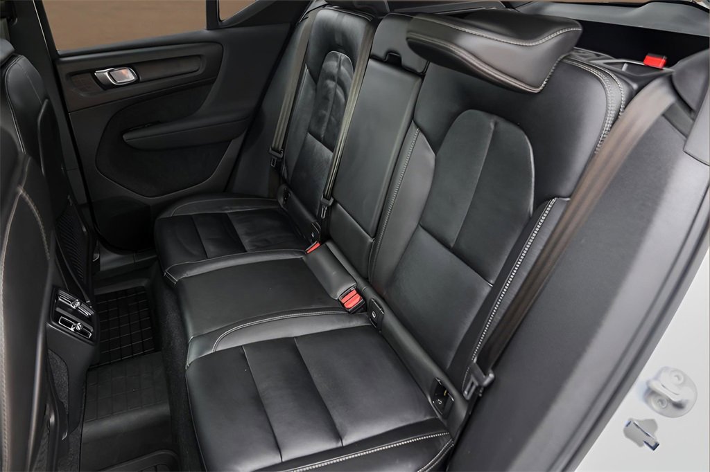 Used 2024 Volvo XC40 B5 Ultimate w/ Protection Package Premier image 27