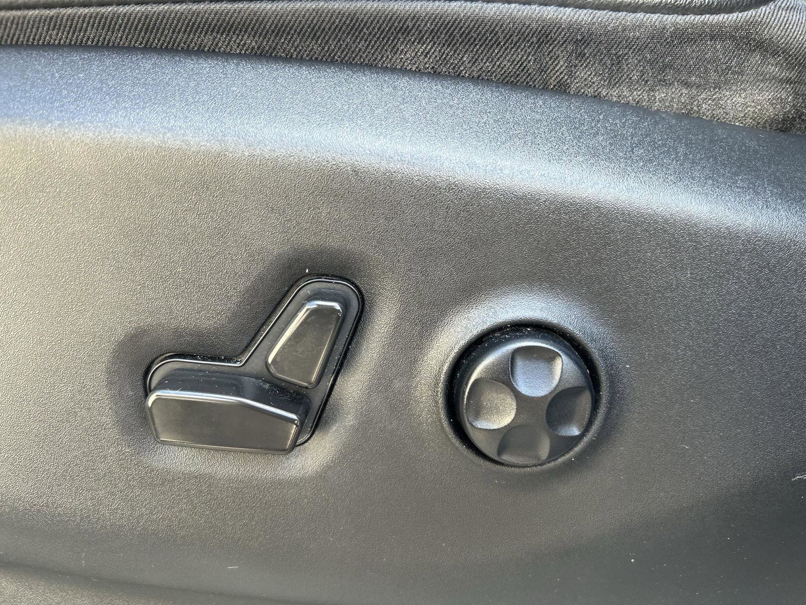 Used 2022 Chrysler Pacifica Touring-L FWD image 12