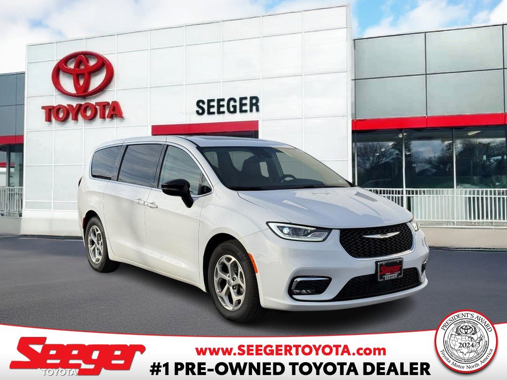 Used 2024 Chrysler Pacifica Limited w/ Uconnect Theater Family Group