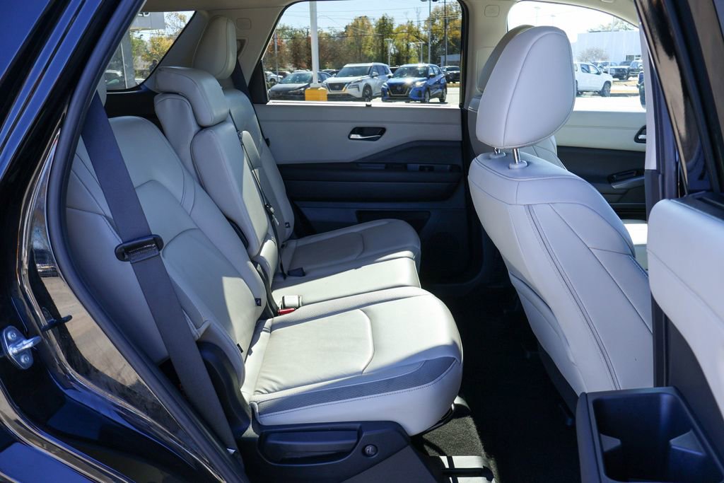 Used 2025 Nissan Pathfinder SL image 10