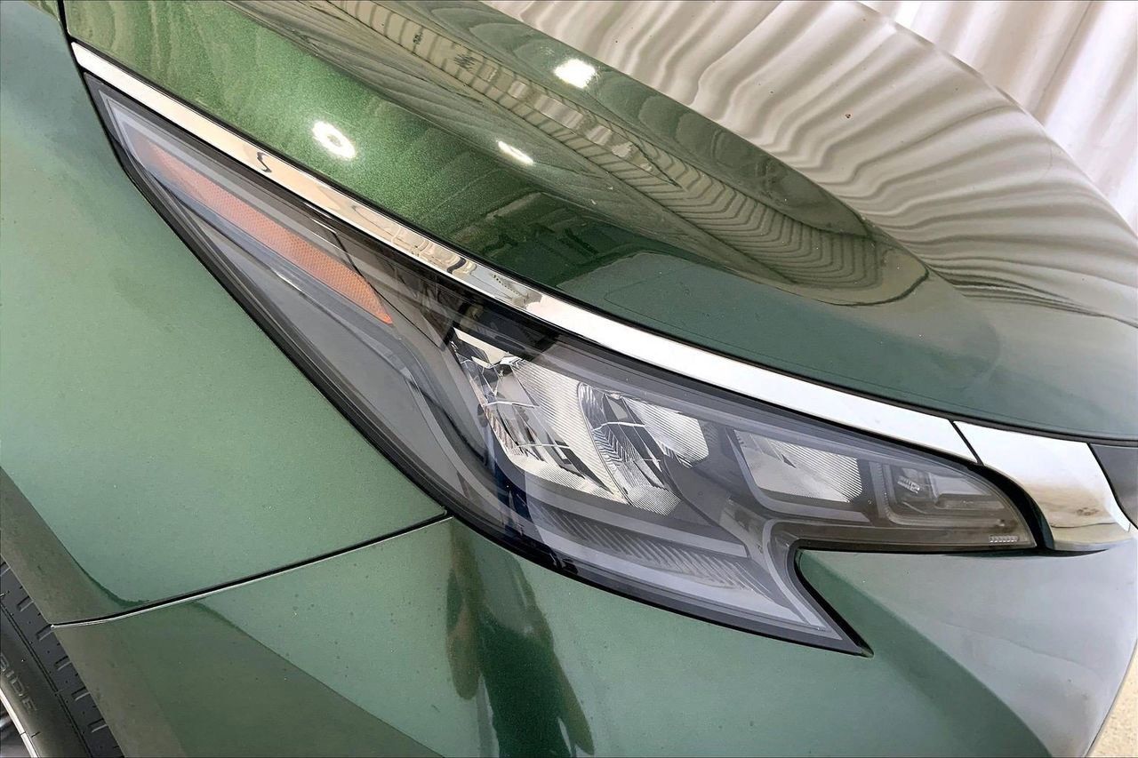 Used 2024 Toyota Sienna LE image 28