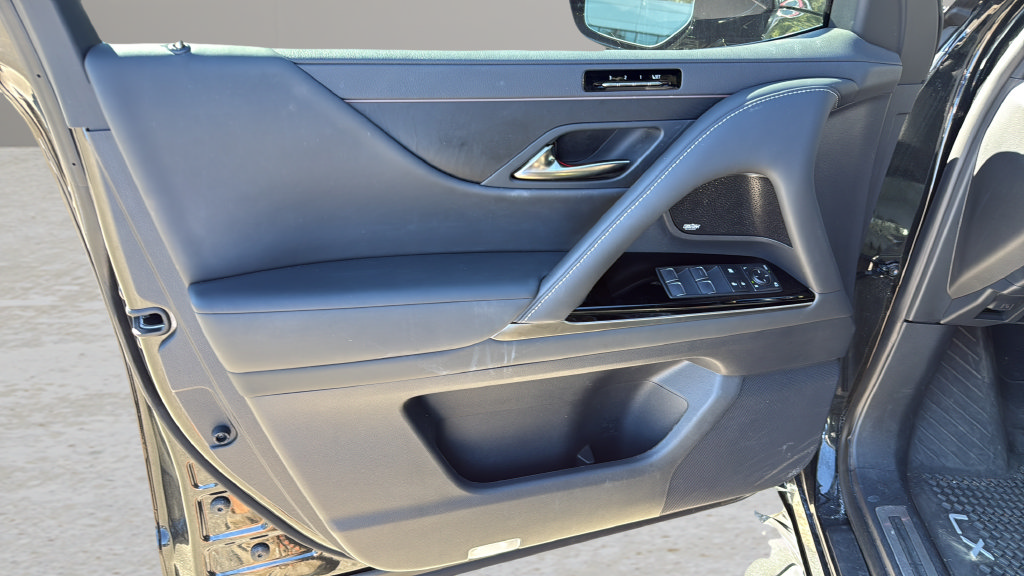 Used 2025 Lexus LX 600 4WD w/ Accessory Package (2T) image 10
