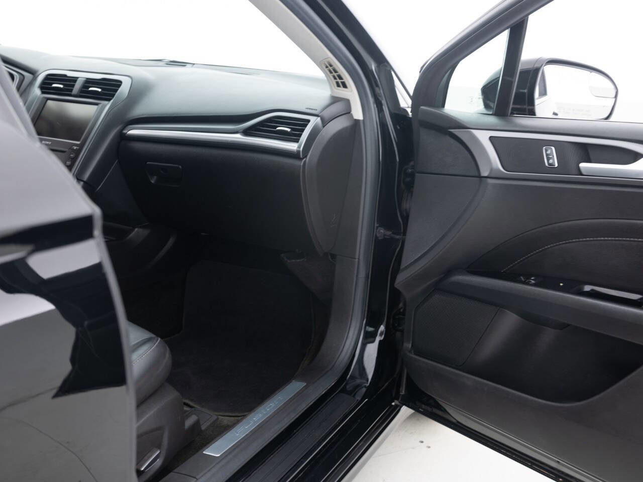 Used 2016 Ford Fusion Titanium image 28