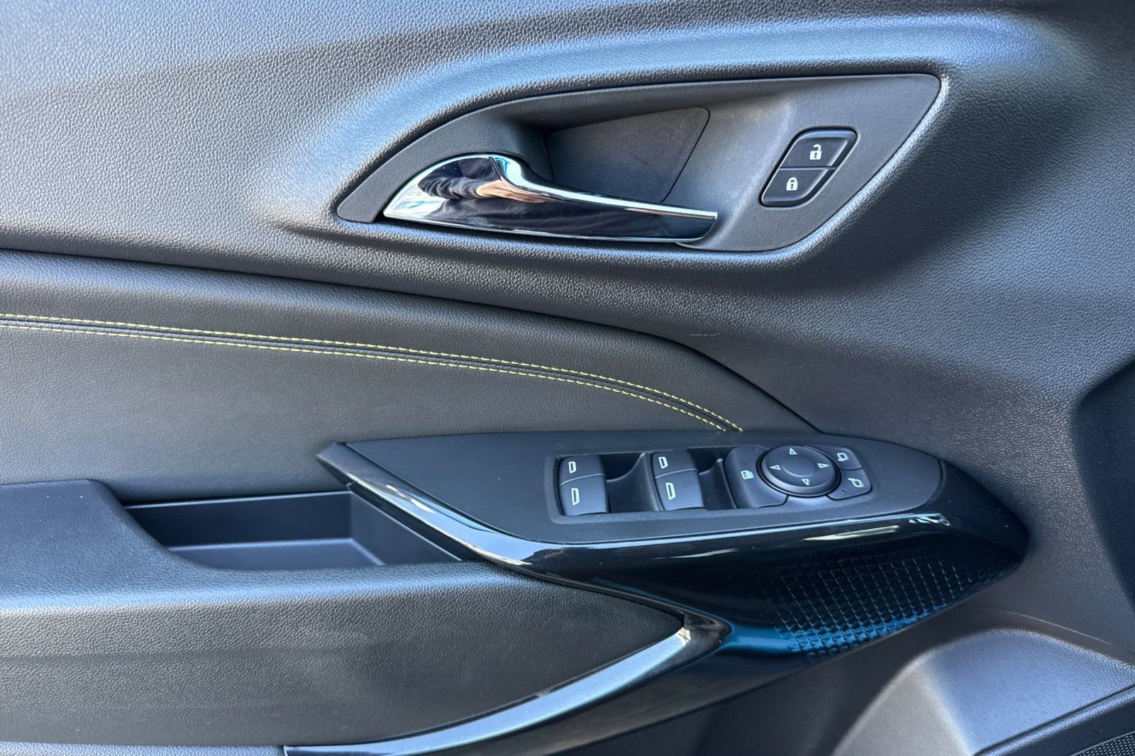 Used 2025 Chevrolet Trax LT w/ Driver Confidence Package image 10