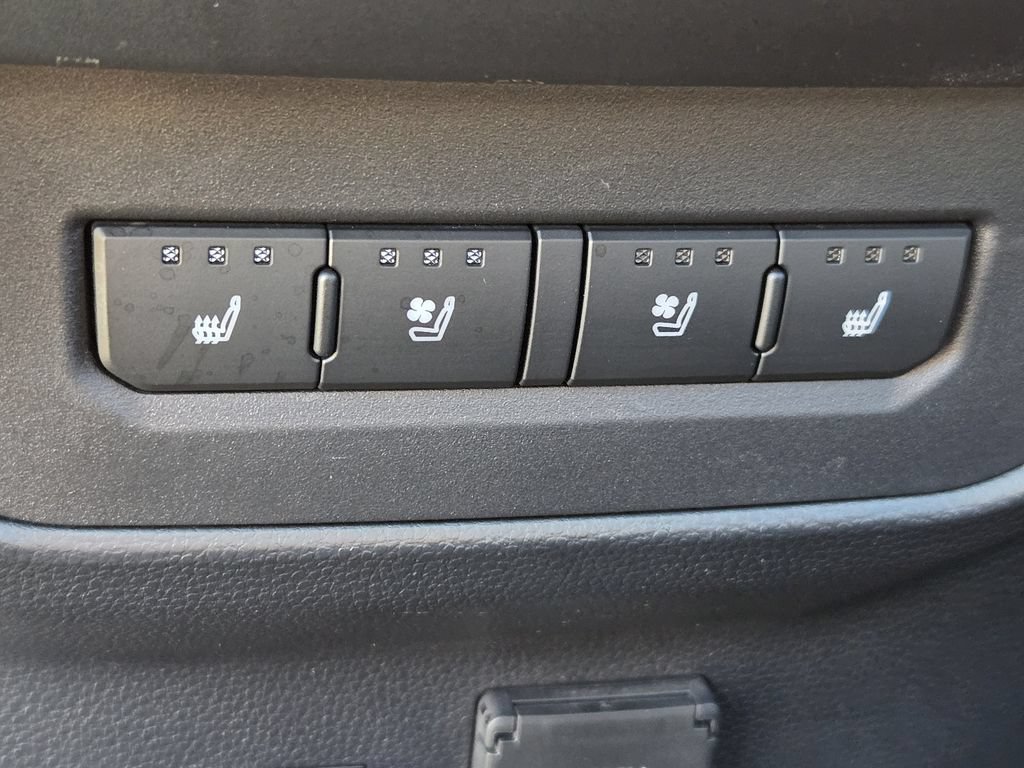 Used 2023 Toyota Tundra Platinum AWD/4WD image 38