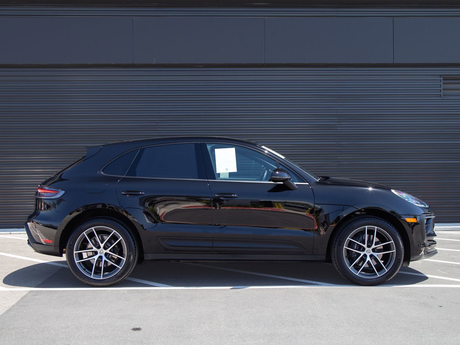 Certified 2025 Porsche Macan AWD/4WD image 8