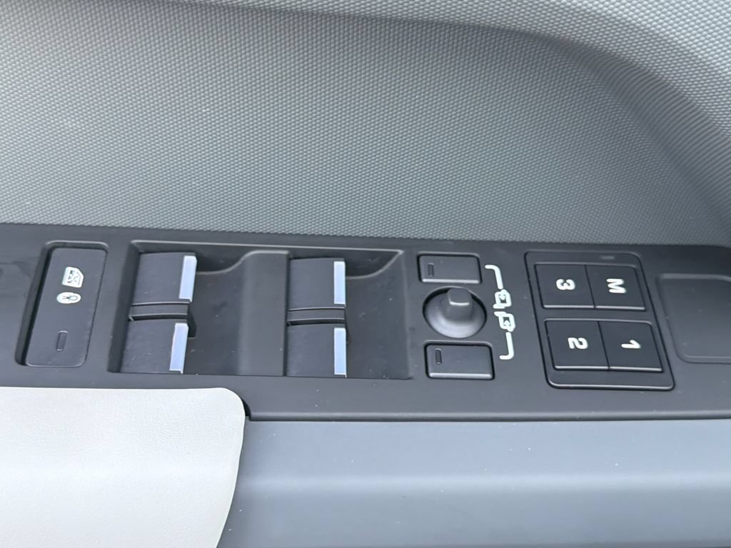 Used 2025 Land Rover Defender 130 X-Dynamic SE AWD/4WD image 31
