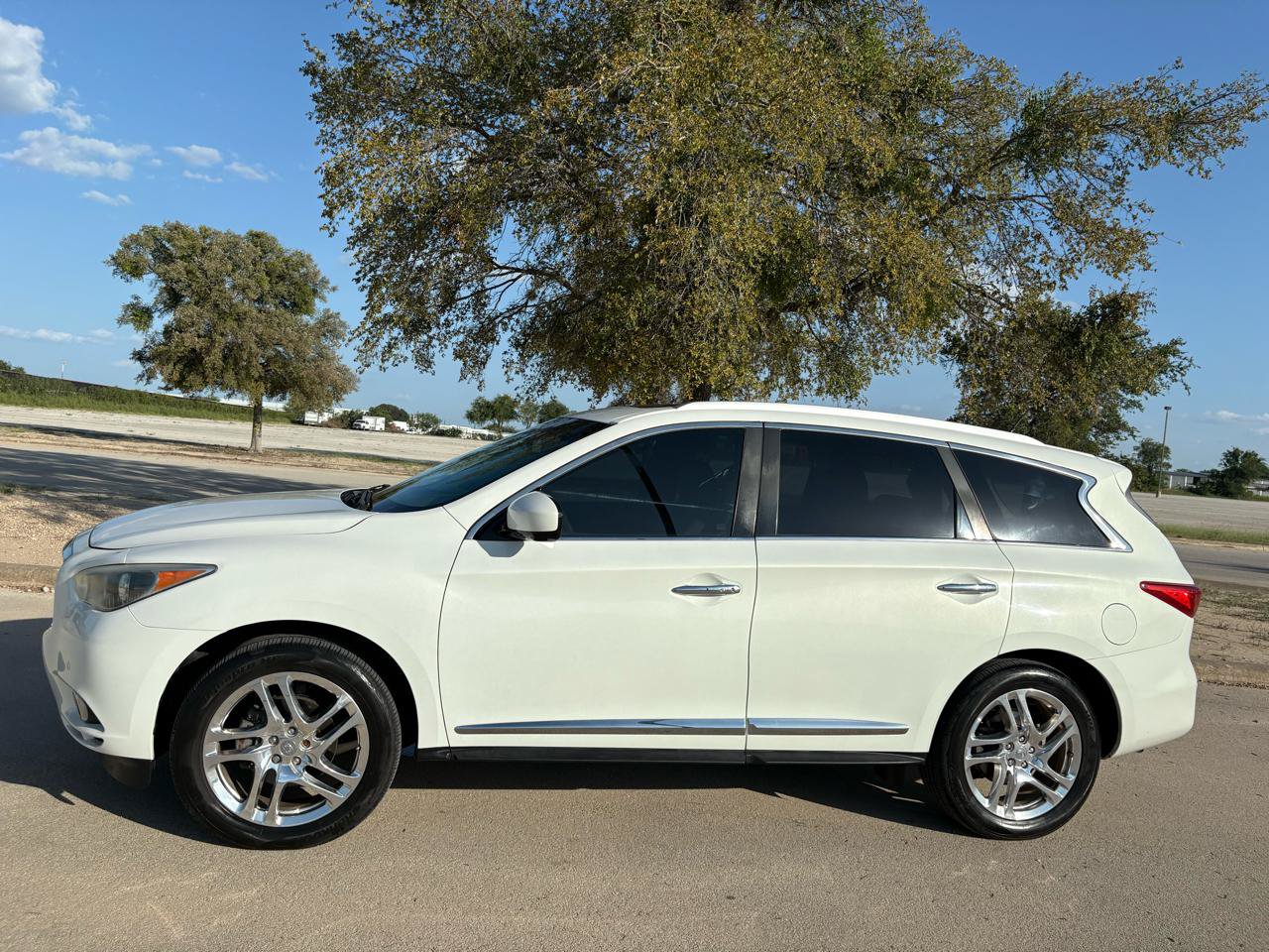 Used 2013 INFINITI JX35 AWD w/ Premium Pkg image 3