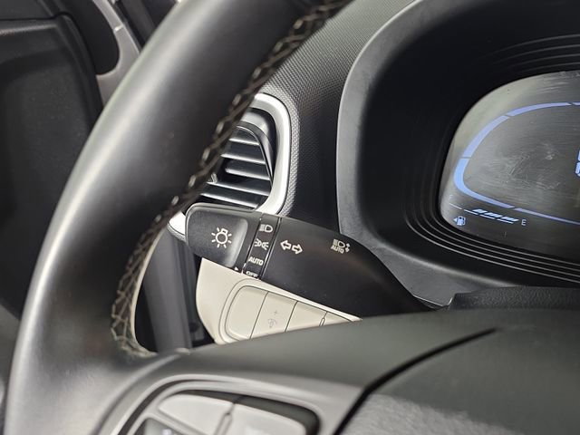 Used 2025 Hyundai Venue SEL image 29