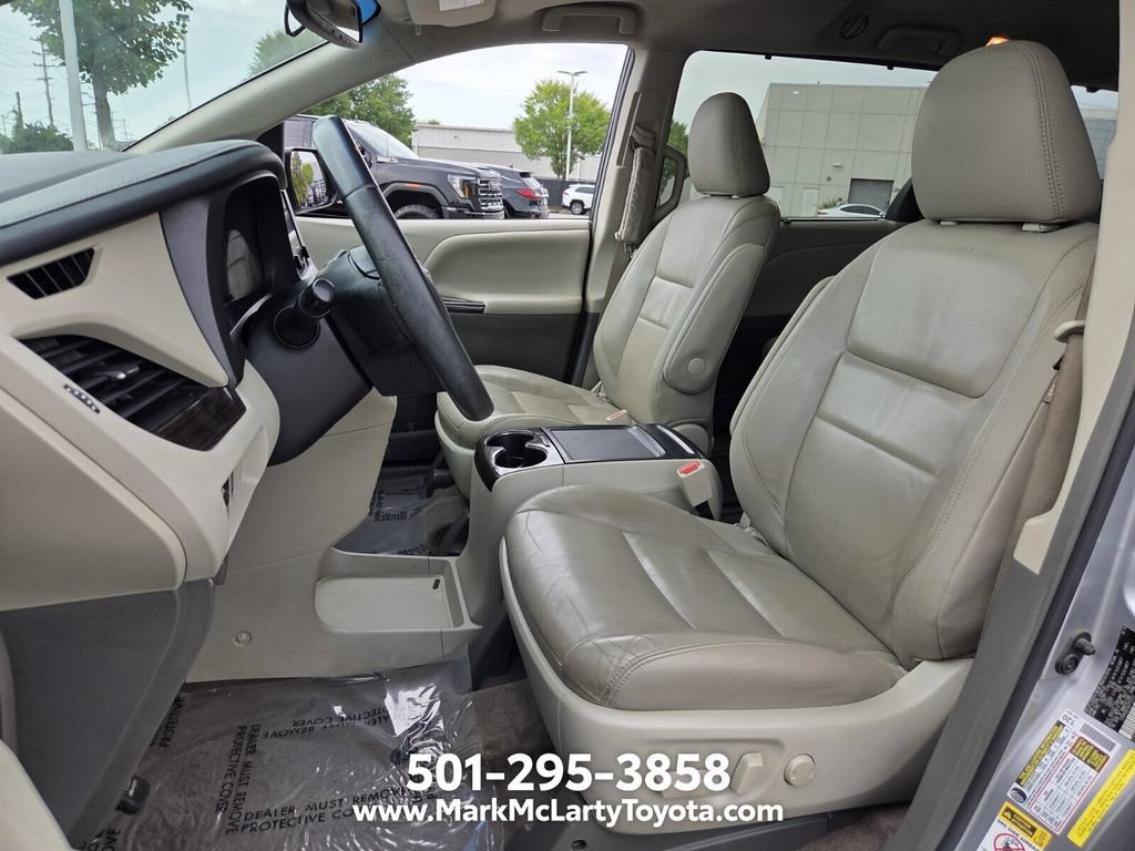 Used 2016 Toyota Sienna XLE w/ XLE Navigation Package FWD image 9