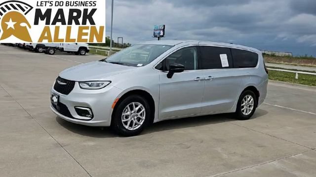 Used 2024 Chrysler Pacifica Touring-L FWD image 4