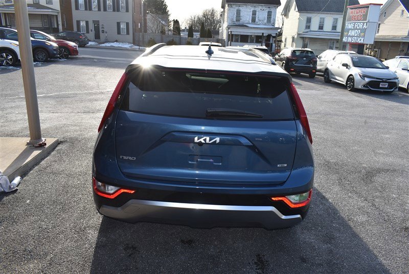 Used 2025 Kia Niro EX Touring image 4