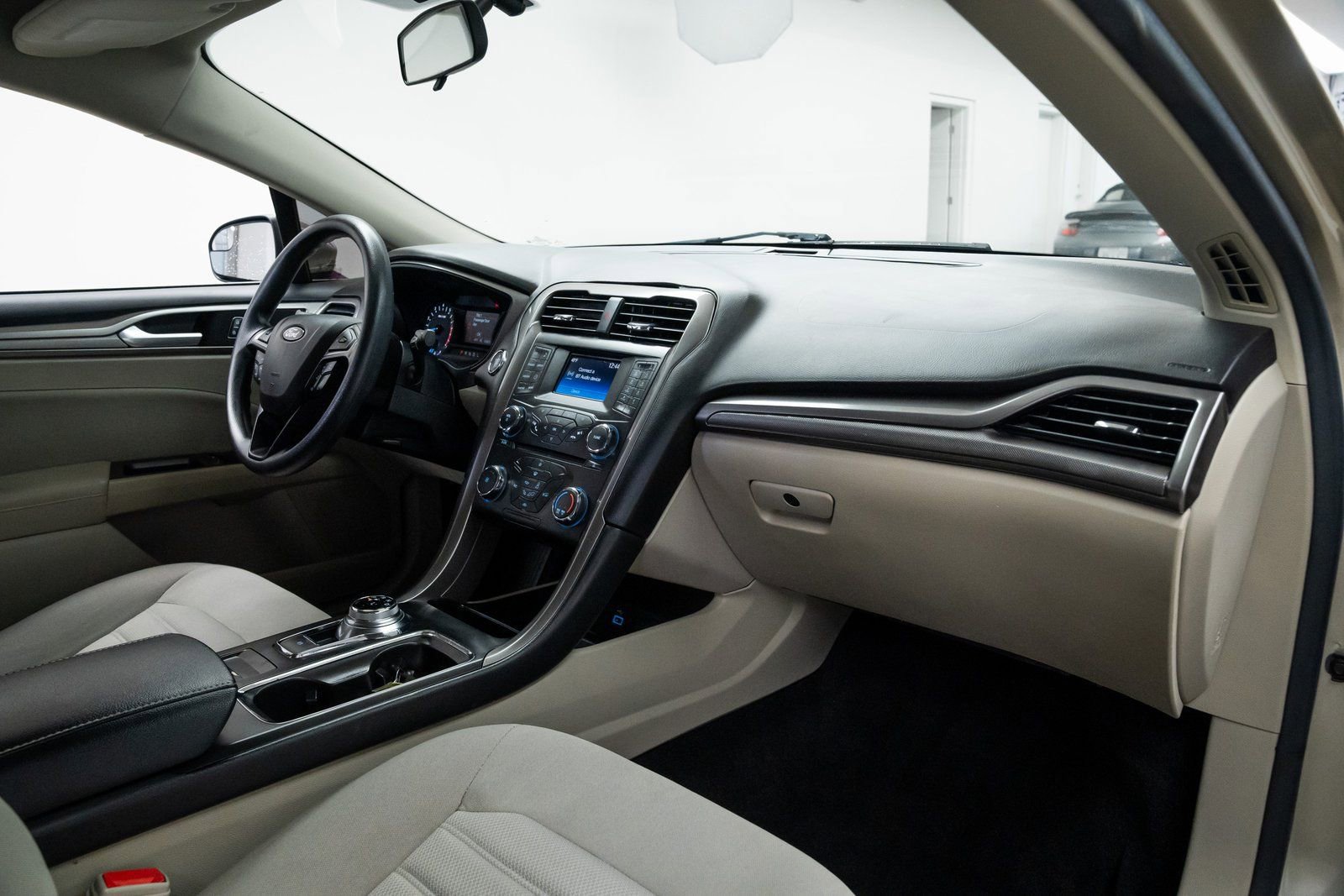 Used 2017 Ford Fusion SE FWD image 23