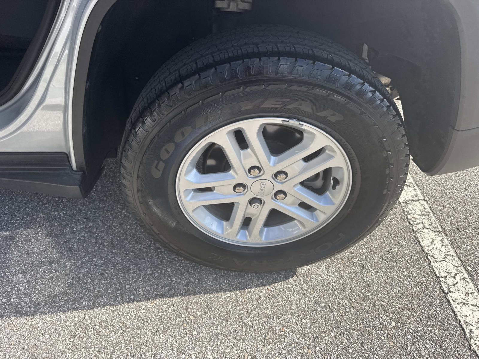 Used 2023 Jeep Grand Cherokee Laredo image 11