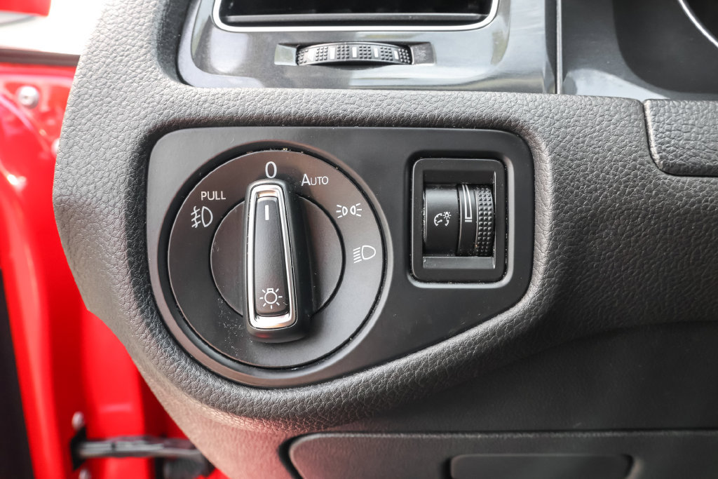 Used 2019 Volkswagen Golf SE w/ Driver Assistance Package FWD image 18