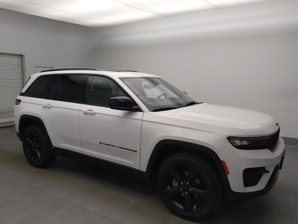 Used 2023 Jeep Grand Cherokee Altitude AWD/4WD image 11
