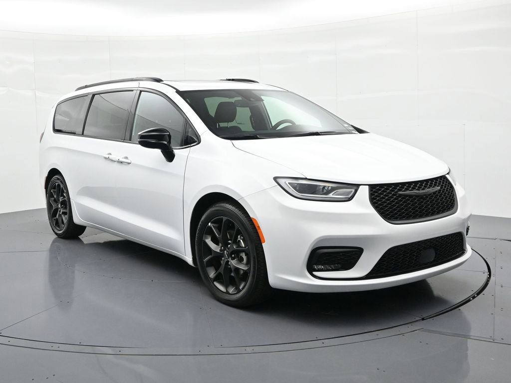 Used 2025 Chrysler Pacifica Limited image 4