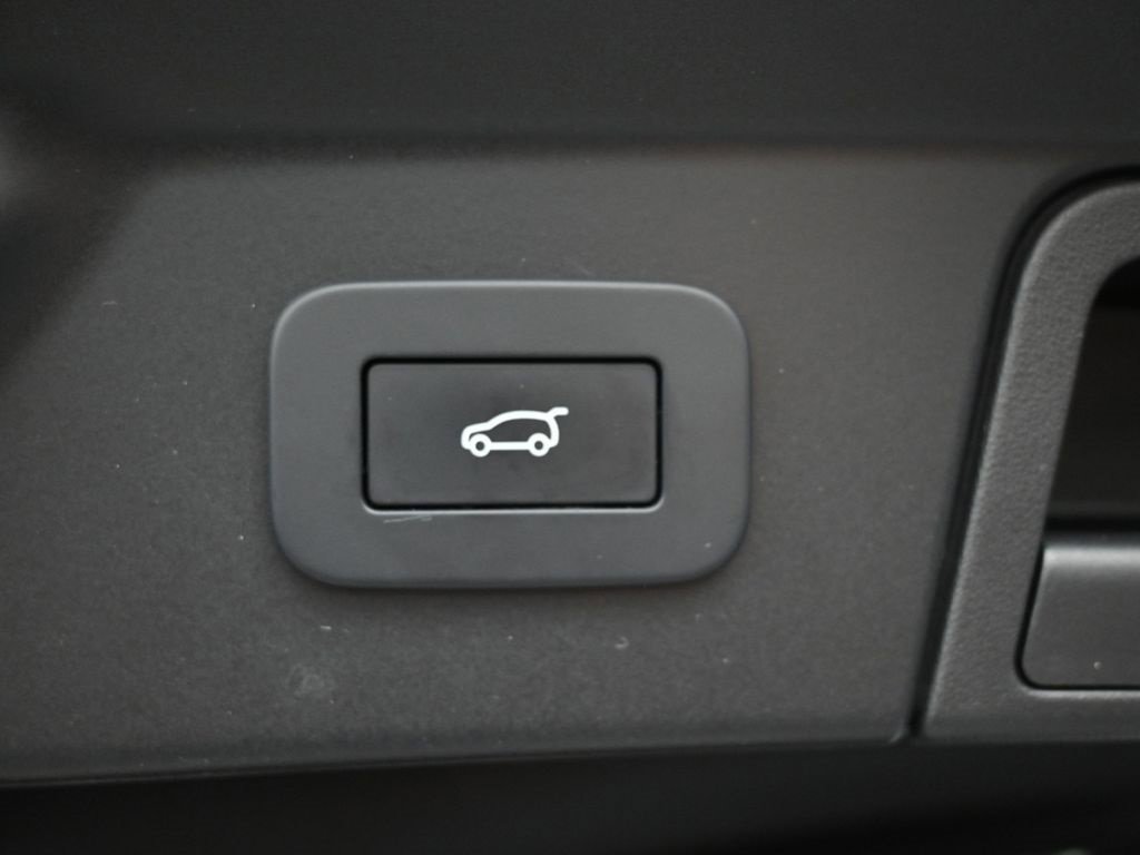 Used 2025 Land Rover Range Rover Velar S image 17