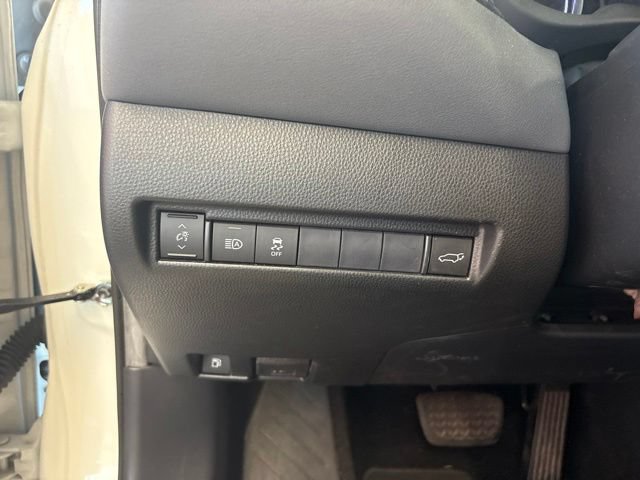 Used 2021 Toyota Venza LE AWD/4WD image 39