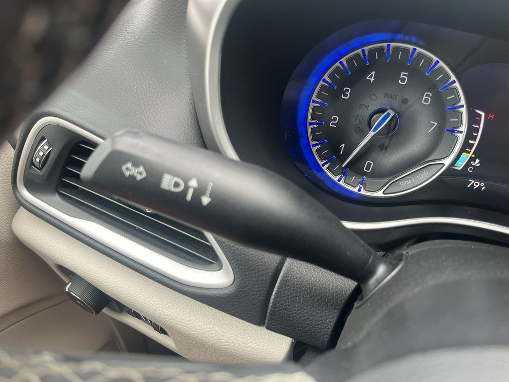 Used 2024 Chrysler Pacifica Touring-L FWD image 15