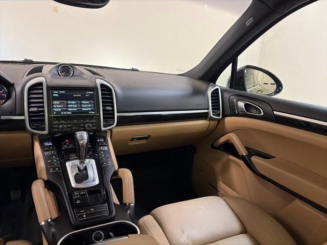 Used 2016 Porsche Cayenne w/ Premium Package image 31