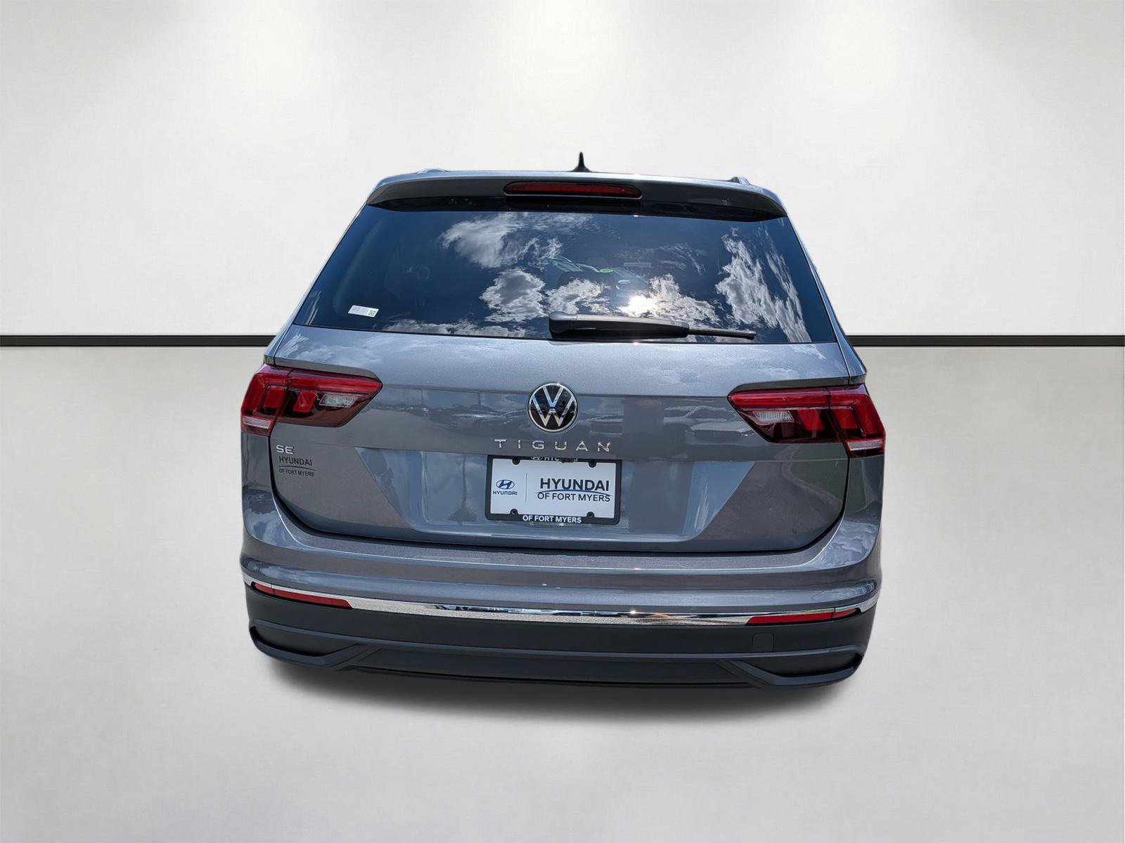 Used 2023 Volkswagen Tiguan SE FWD image 5