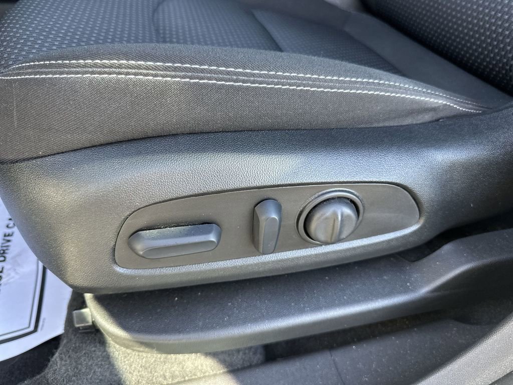 Used 2023 GMC Terrain SLE w/ Driver Convenience Package image 12