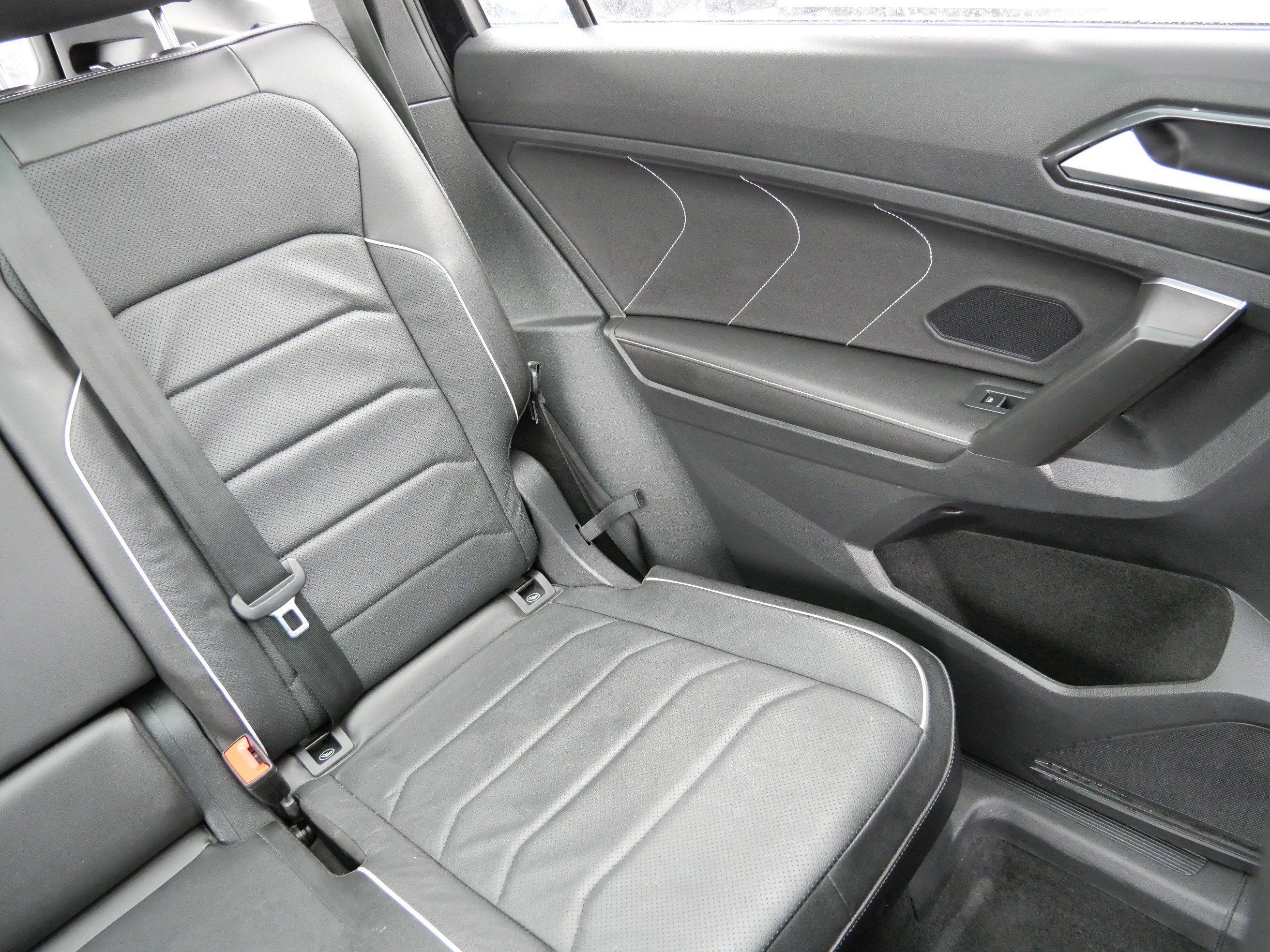 Used 2023 Volkswagen Tiguan SEL R-Line image 14