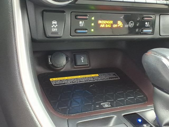 Used 2020 Toyota RAV4 Limited AWD/4WD image 17