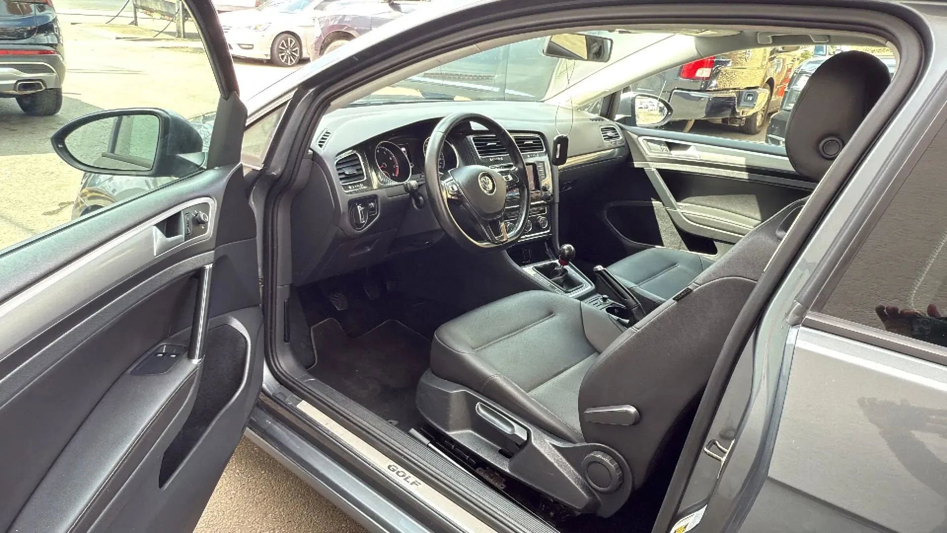 Used 2015 Volkswagen Golf S FWD image 23