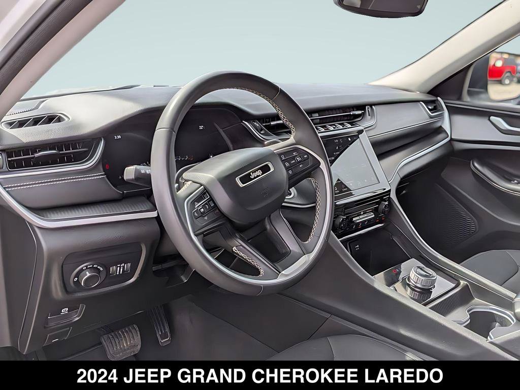 Used 2024 Jeep Grand Cherokee Laredo AWD/4WD image 13