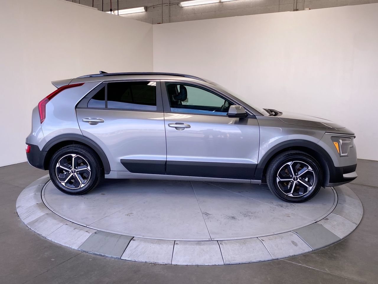 Certified 2025 Kia Niro LX FWD image 6
