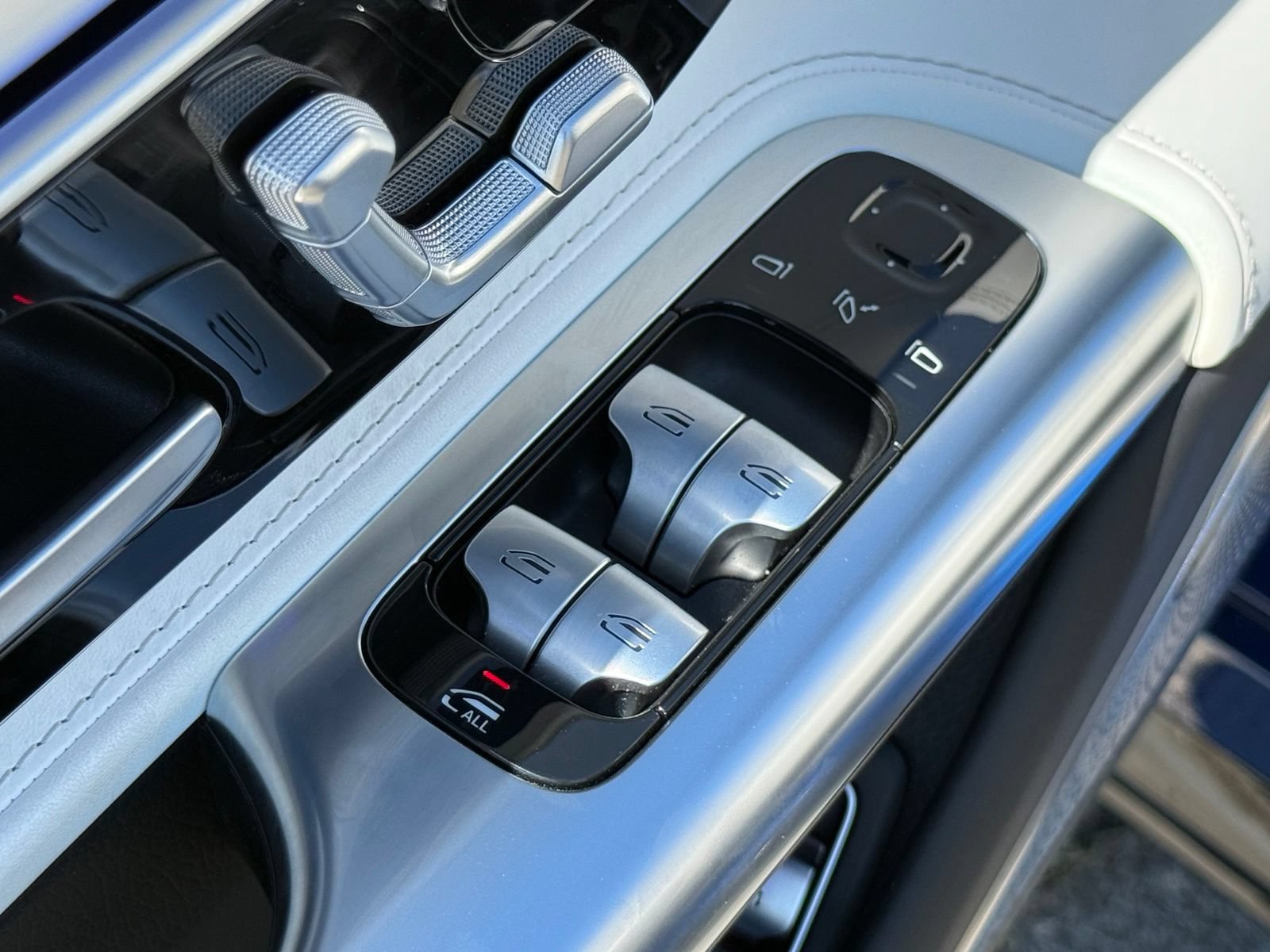 Used 2023 Mercedes-Benz SL 63 AMG 4MATIC image 25