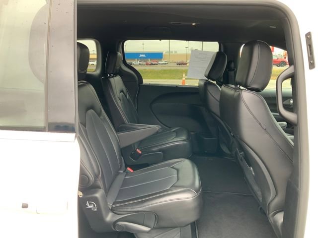 Used 2025 Chrysler Pacifica Select image 18