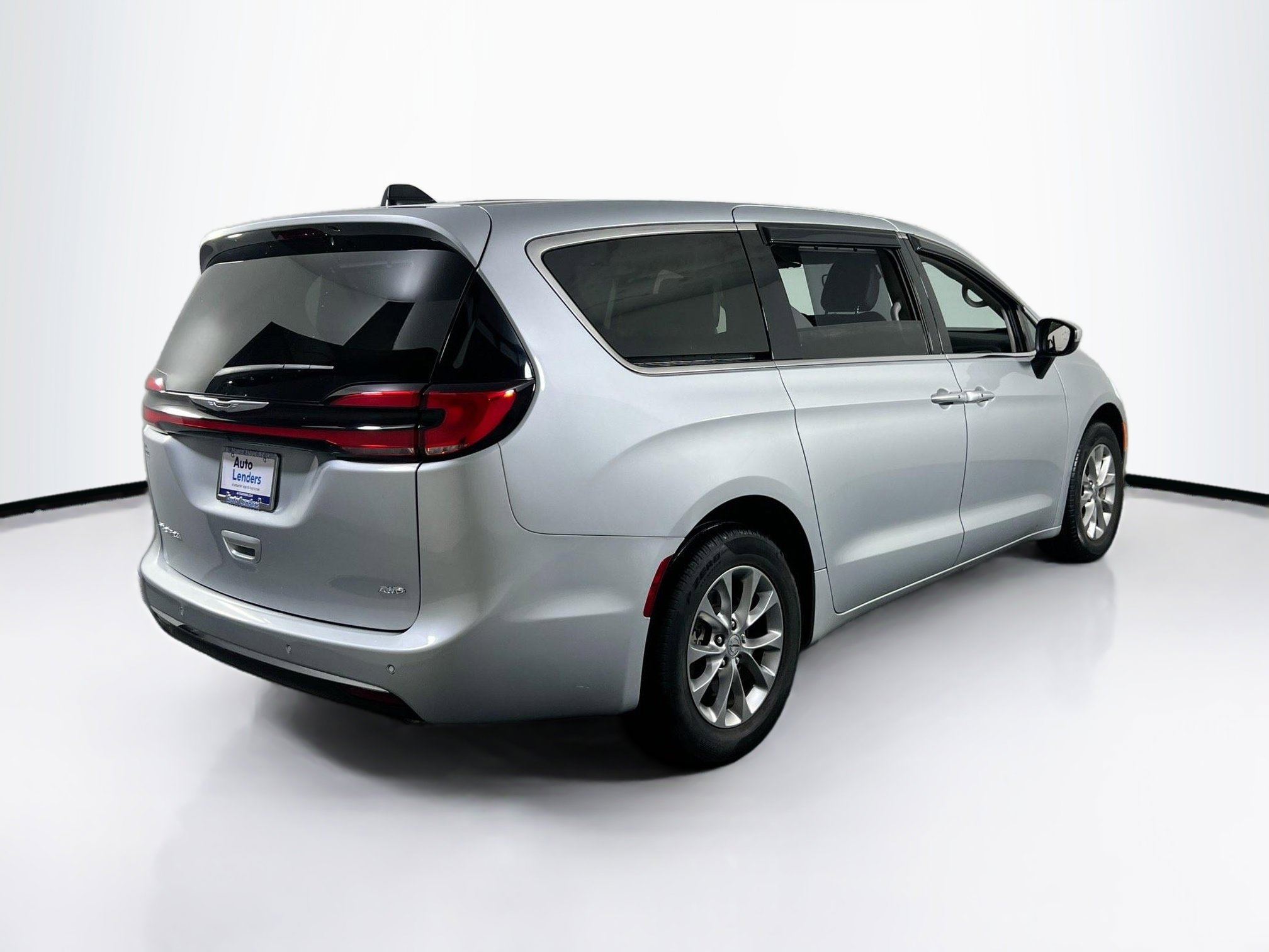 Used 2023 Chrysler Pacifica Touring-L w/ Uconnect Theater Family Group image 5