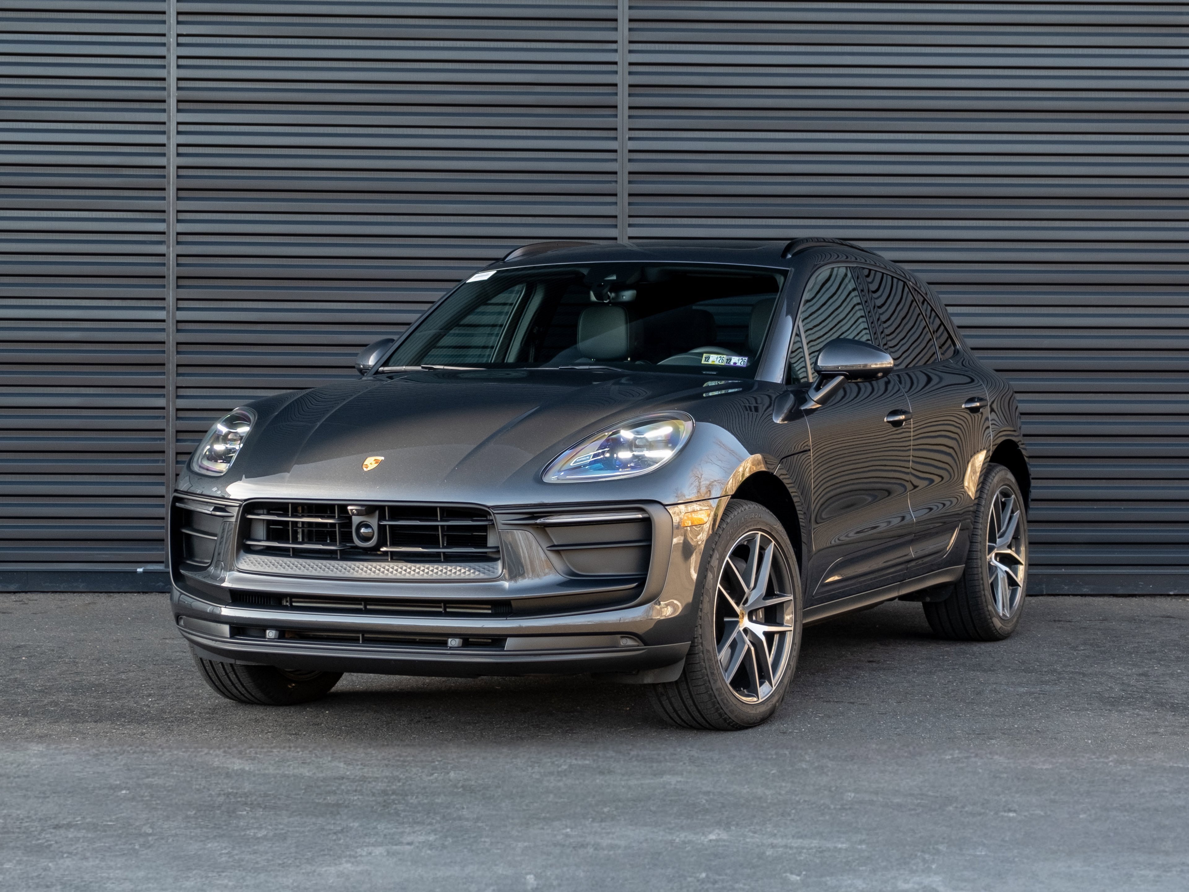 Certified 2025 Porsche Macan image 1