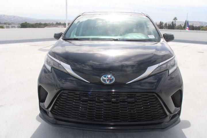 Used 2021 Toyota Sienna XSE w/ XSE Plus Package AWD/4WD image 7